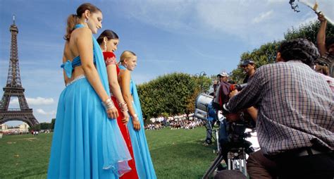 Yuvraj Singh Live in Paris: Bollywood Dance Fever Hits the Eiffel Tower!