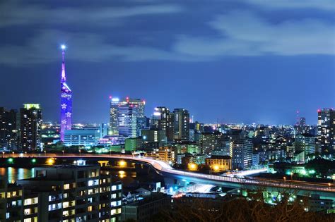 福岡 航空券 ホテル - 空と海の間で迷う旅人の選択