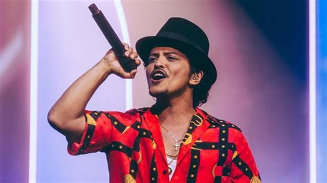 La Fête à Rio de Bruno Mars : Une Explosion de Rythme et de Charme Brésilien !