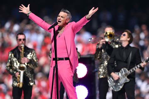 Le scandale du Bad Moon Rising Concert: Quand Robbie Williams perd la voix au milieu d'une performance explosive !